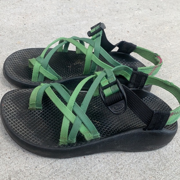 Double strap green chacos size 6 - Picture 2 of 9